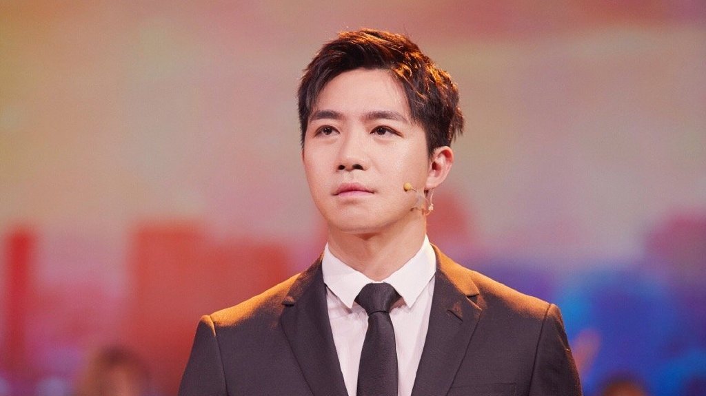 #每日娱乐快讯# 【俞灏明煮超大饺子,无奈表示煮40分钟还没熟】冬至晚上,俞灏明在微博中晒