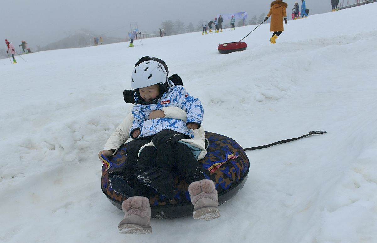 2019年1月19日,湖北恩施,游客在宣恩县椿木营乡勾腰坝村一滑雪场里滑