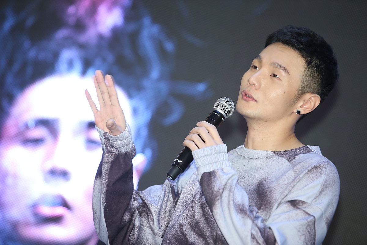李荣浩 - 中国流行音乐才子，深情嗓音唱出动人旋律