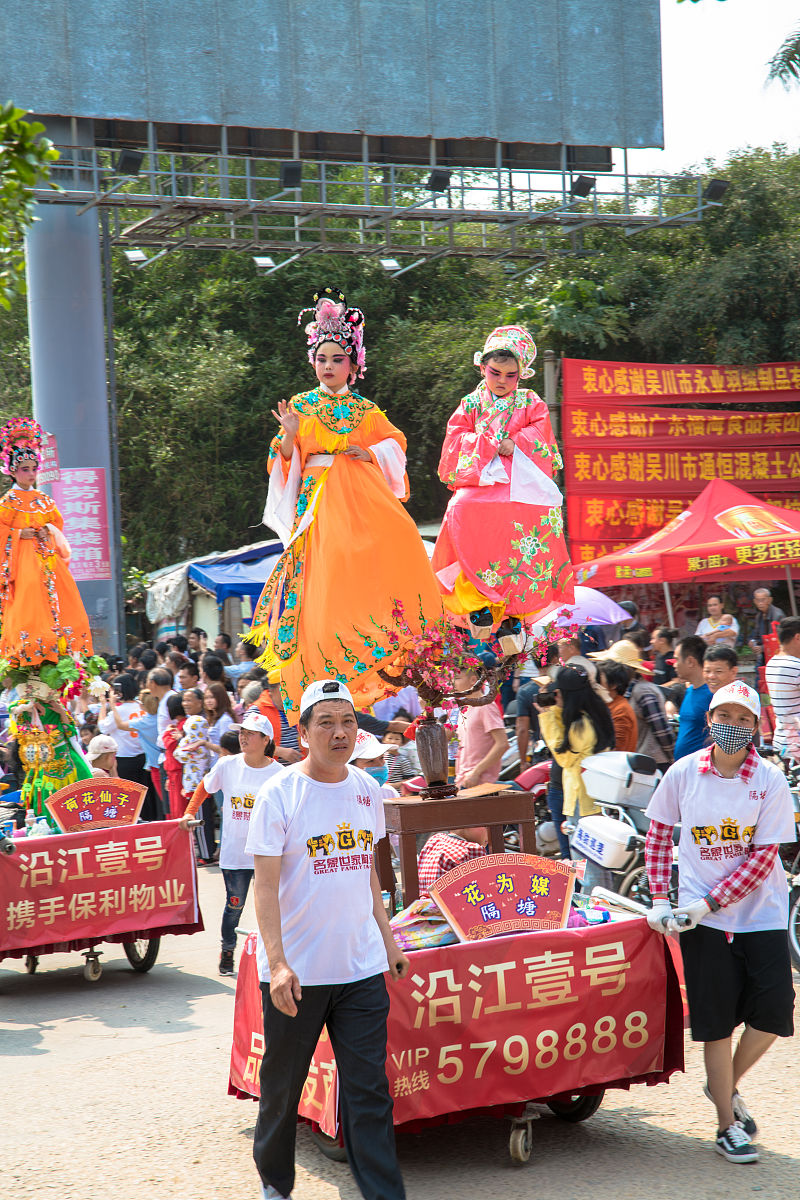 流行于广东地区的飘色具有悠久的历史与深厚的群众基础是岭南地区重要的非物 质文化遗产。本文以广东沙湾为主要个案分析了飘色的历史起源、地域分布并从祭 祀仪式与表演艺术两个层面分析了飘色的表现形态、程式及文化内涵以此为基础进 一步探讨飘色独特的审美趣味与文化功能。