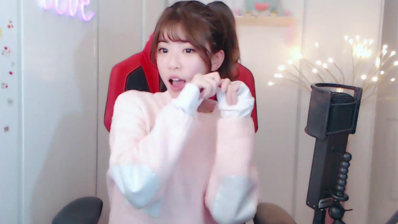 长得好看又可爱的周淑怡小姐姐你关注了吗,唱歌跳舞玩LOL啥都会