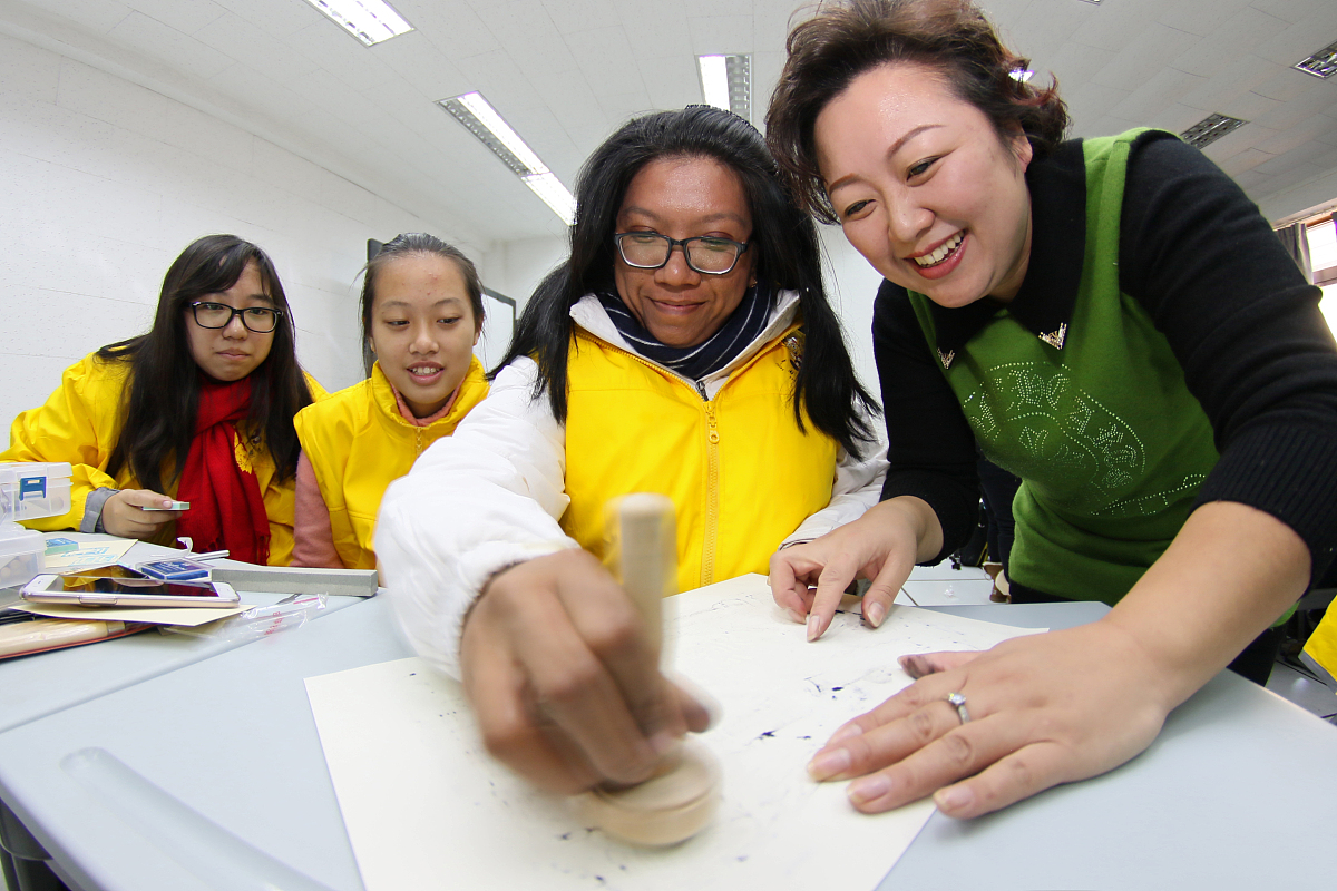 ***_***2016年12月16日,海外华裔青少年们在山东烟台鲁东大学学习拓制