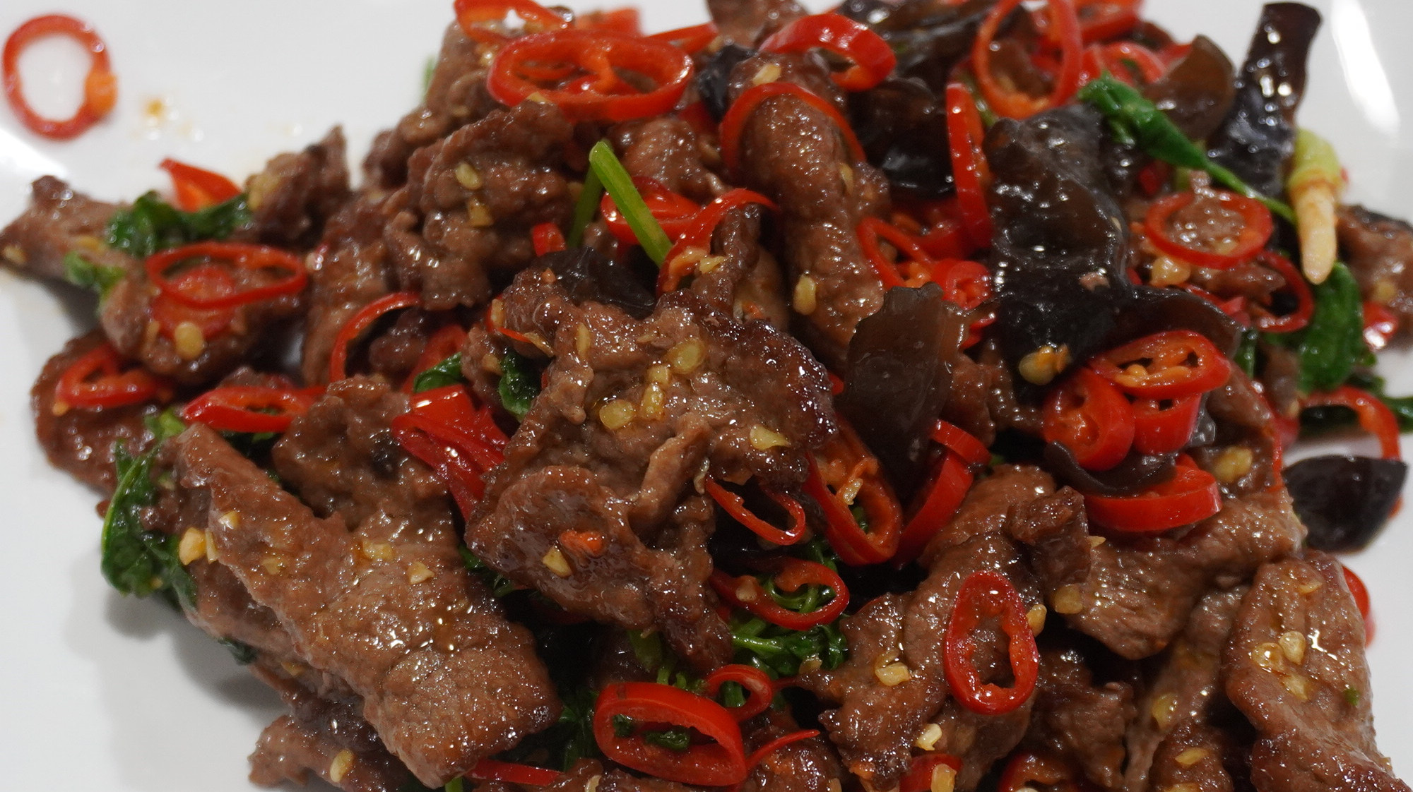 大厨教你小炒黄牛肉这么做 鲜辣爽口 配两碗米饭绝了