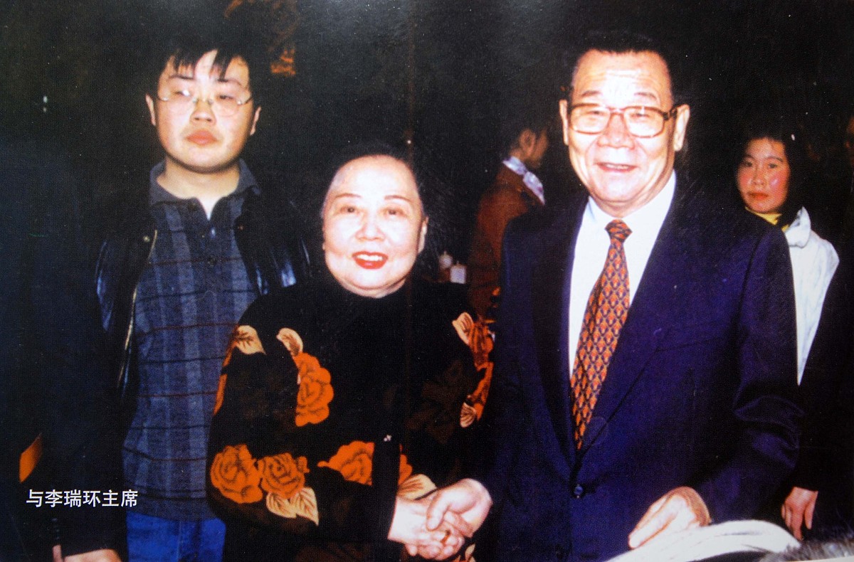 在周家的封建家族中周朴园是一家之主掌握着整个家族的大权周萍是周家的长子自然也是顺从的对象不过周萍在周家的地位还是很高的。首先他在感情上有勇气也有毅力坚持自己的立场与四凤站在一起。周萍与筱筱分手后筱筱仍希望用自己的真心来感动周萍与筱筱保持联系并用过去的记忆来唤起周萍对筱筱的爱情。但不管怎么说周萍都已经重新认识了自己而且还爱上了四凤现在回去不过是在重复自己的错误而已。在这种情况下周萍宁愿做一个冷酷无情