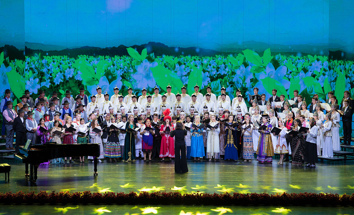 我最喜欢的一首歌曲—《茉莉花》1000字歌曲能抚慰人心歌曲能让人心潮澎湃歌曲能让人从黑暗中走出来而且歌曲还能让我学到很多生活中的道理让我的品格更高尚。我喜欢的歌曲有很多其中我最喜欢的一首歌曲叫——《茉莉花》这首歌就像充满了魔力一样很让我感动。我喜欢这首歌曲有很多原因最主要的原因是他的歌词。好一朵美丽的茉莉花好一朵美丽的茉莉花芬芳美丽满枝桠又香又白人人夸让我来将你摘下送给别人家当我听到这一句的时候我