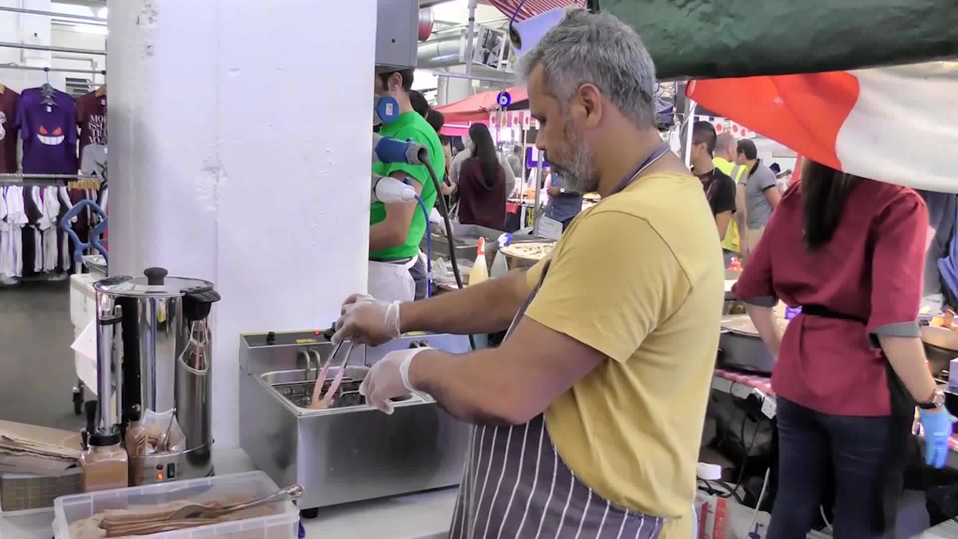 实拍德国版的炸油条,制作环境卫生,现代化程度很高