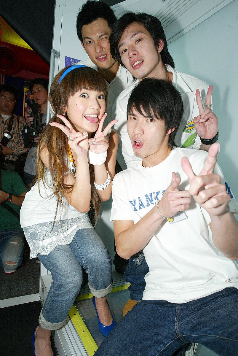 2006年4月11日,台北,杨丞琳出席hit fm通告.与三男拍大头贴+++_+++杨