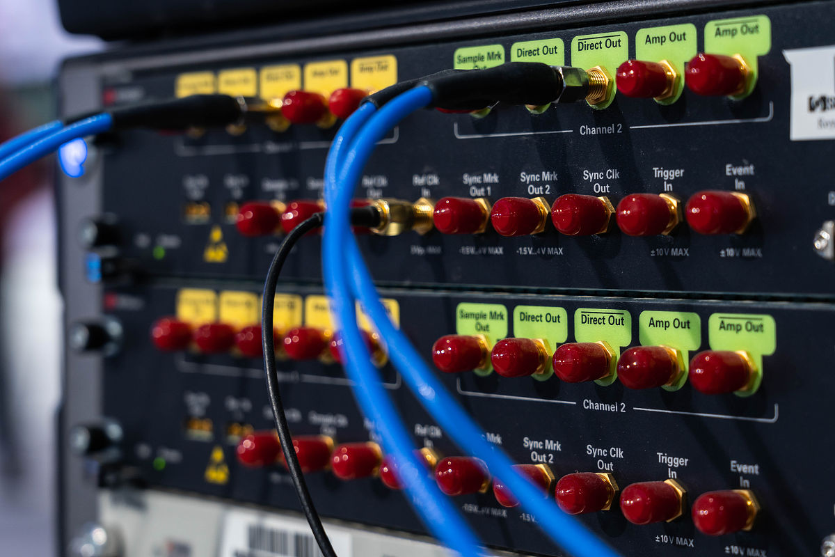 八位开关亮暗控制模块：输入信号类型与非理想状态分析