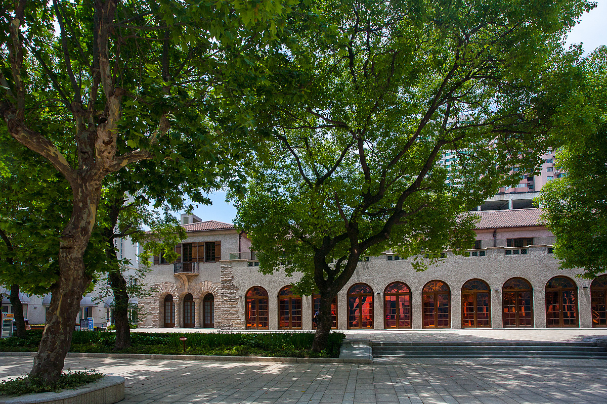 请根据以下要求写一篇1500-2000字的文章关于开展交易集团我与集团共成长主题征文活动的通知各部门、子公司为充分了解青年员工思想动态调动青年员工写作积极性切实增强宣传工作实效学习老一辈产权人扎根企业、奋勇拼搏的优秀精神进一步坚定展现青年员工爱岗敬业追求卓越的思想集团拟开展我与集团共成长征文活动旨在献礼省产交所成立20周年、集团成立2周年。现将具体事项通知如下四、有关要求1主题内容紧紧围绕集团建设