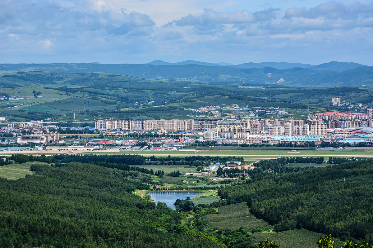 2019年8月,吉林省延边延吉市帽儿山公园,登高远眺将延吉市与龙井市尽