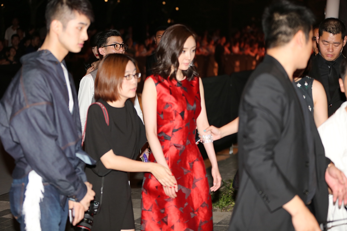 杨幂在台上来回踱步说什么就是不想站在刘亦菲身边他身后的刘诗诗也是一脸的抗拒也不想往前面走这个时候胡歌走了过来站在了刘亦菲身边这才缓解了尴尬难道说杨幂这样的举动是惧怕神仙姐姐刘亦菲的美貌还是因为去年的微博之夜有了阴影去年的微博之夜当85花们上台互动时其他女星都是手拉着手走秀但刘亦菲一手牵着别人另一只手拎着裙摆杨幂几次想要牵刘亦菲的手但是对方似乎都没看见也难怪现在的杨幂会有这样的举动同样的事情也发生在