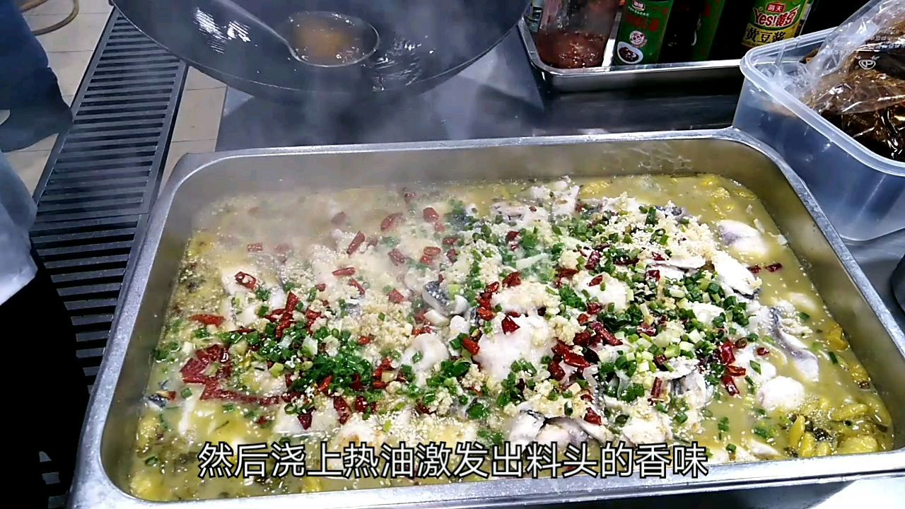 食堂大厨烧酸菜鱼,一烧就是一大锅,香味十足,看着都有食欲