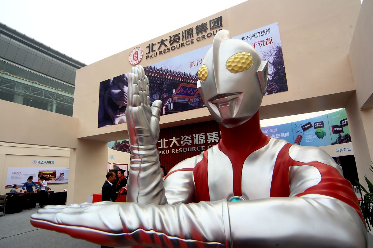 2012年4月21日,济南2012春季房展会上,一参展商将《阿凡达》,《终结者