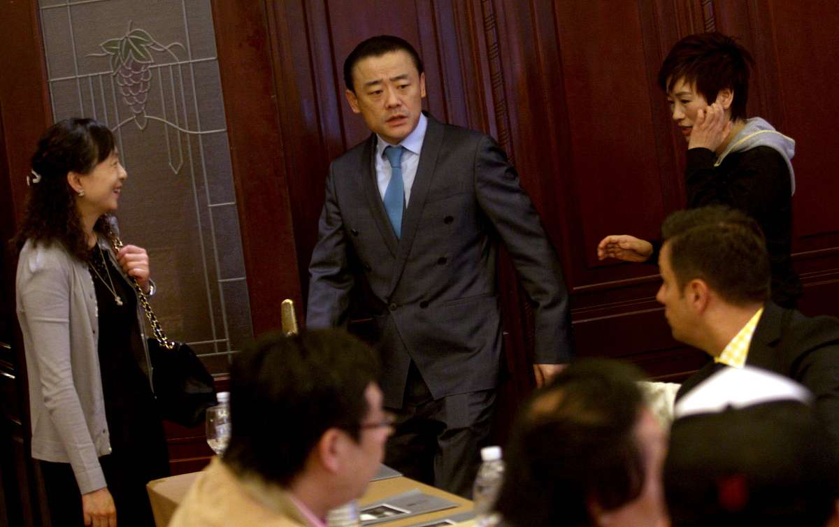 2012年4月9日,上海,久未露面的周立波与老婆胡洁搞笑现身锦江饭店用餐