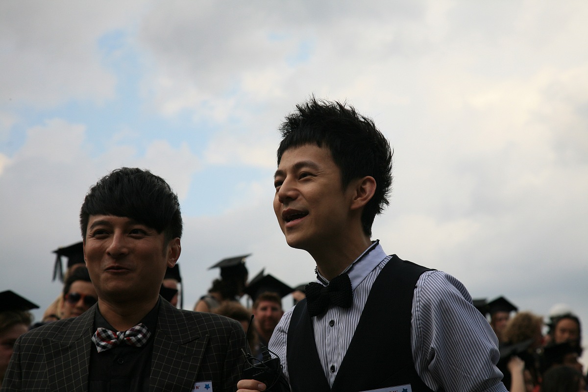 2012年5月30日,伦敦,250名来自100多个国家的留学生在英国伦敦齐抛毕