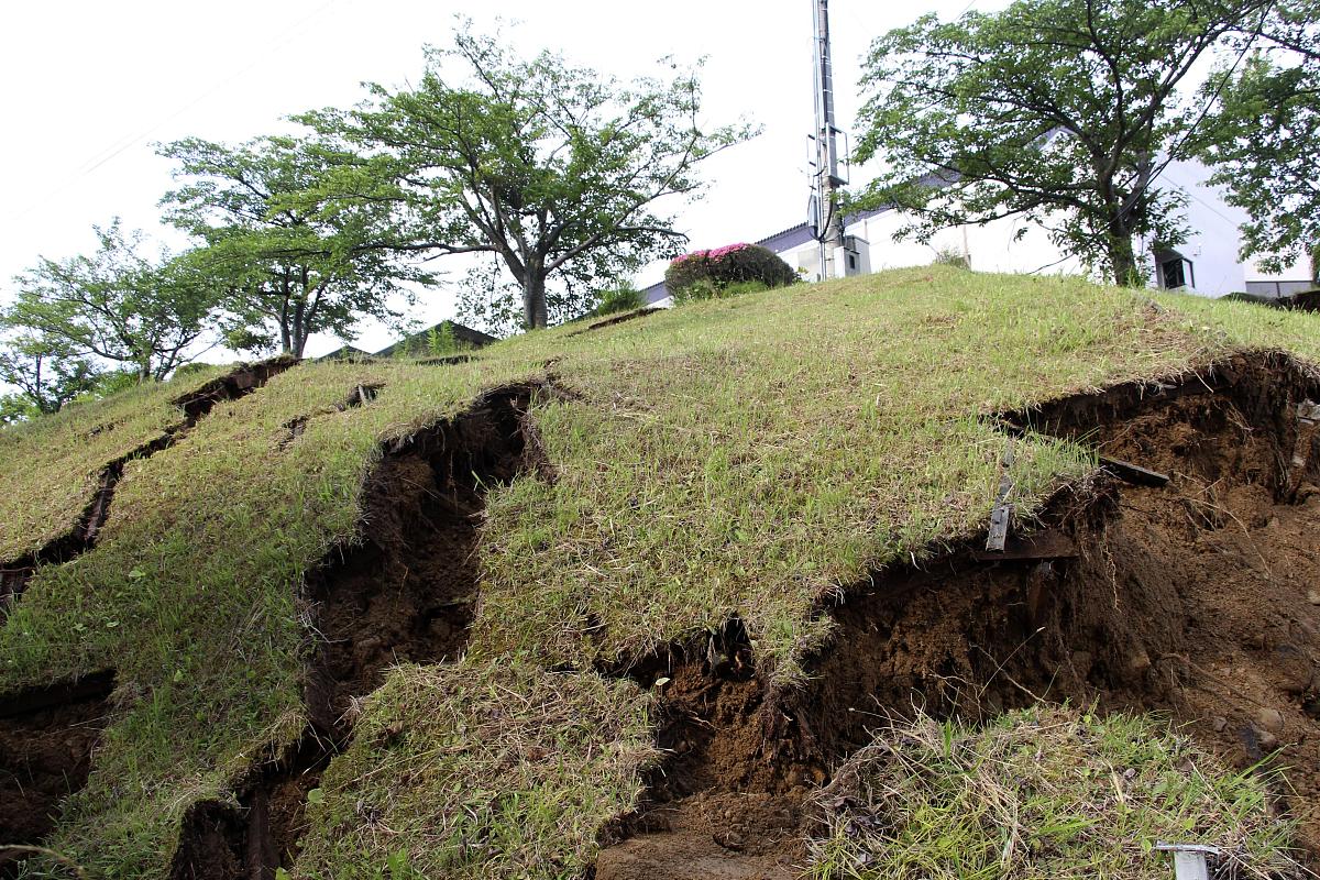 当地时间2019年6月19日,日本新潟,地震引起的滑坡.报道称,山形县近海