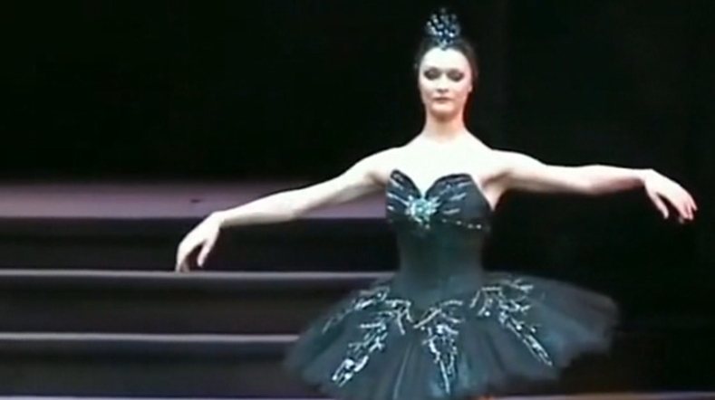 外国小姐姐跳芭蕾舞,完全演绎了高冷贵气的黑天鹅,真是太美了!