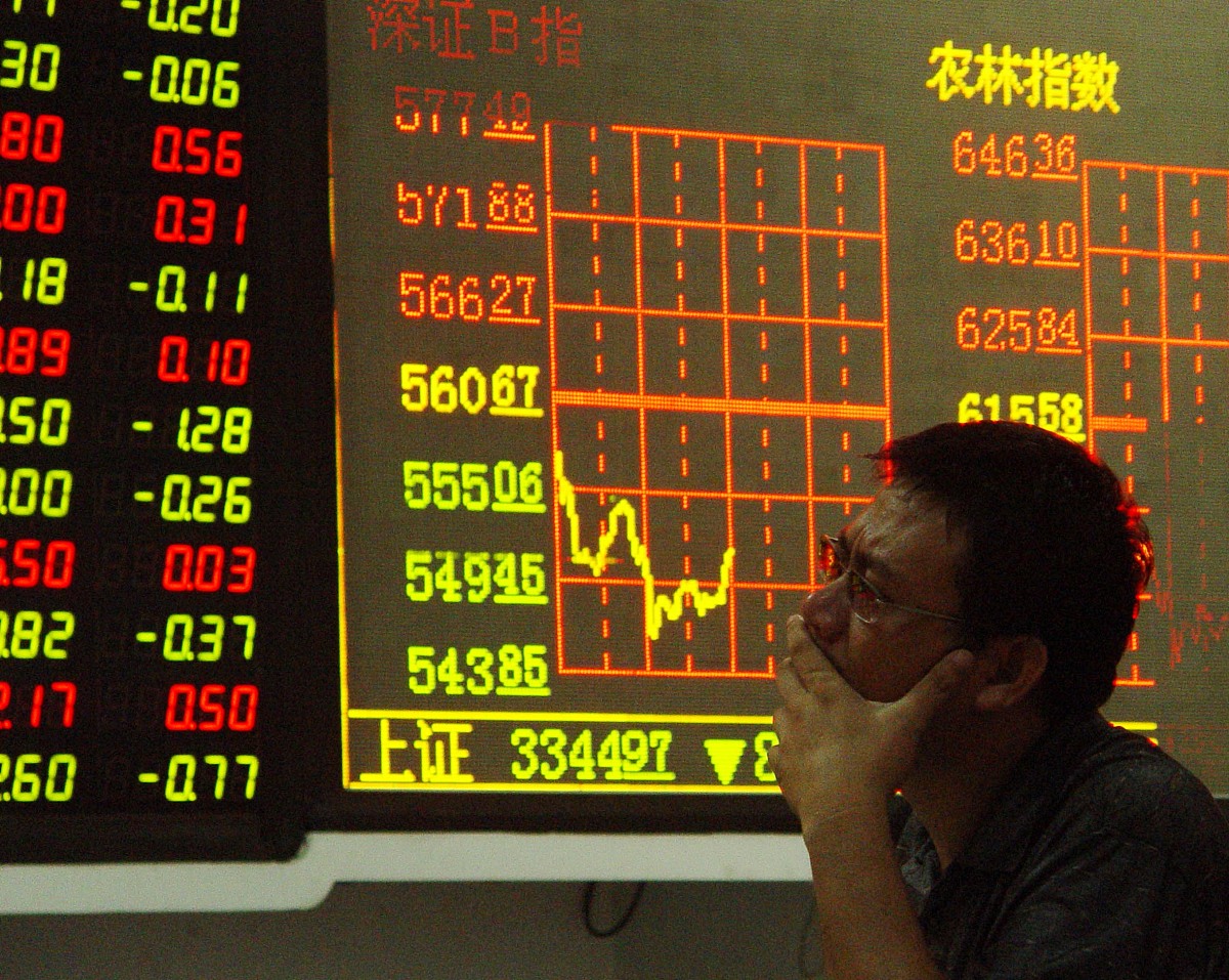 ***_***2009年8月6日,投资者在海南省海口市一家证券营业部关注股市行