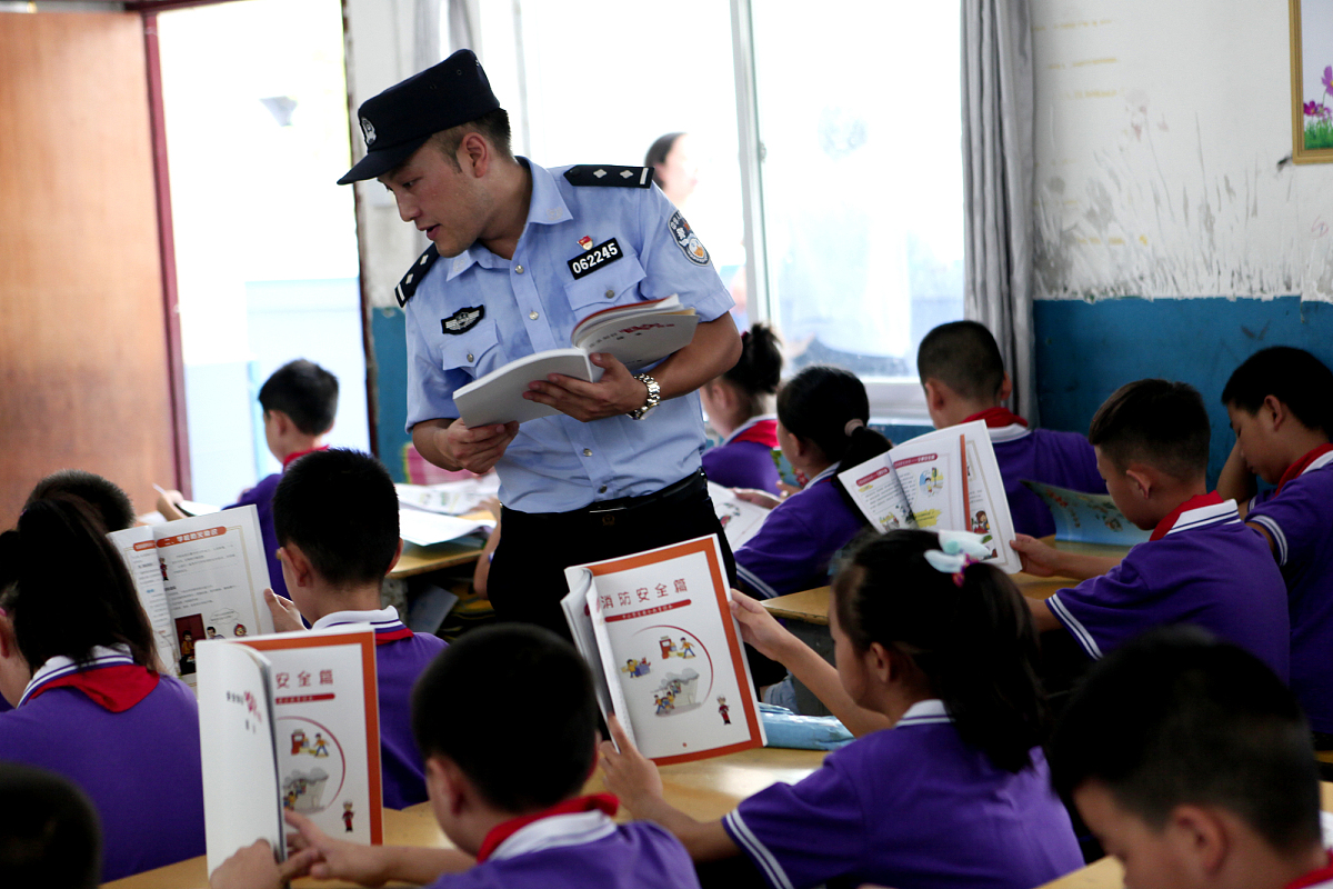 深圳市环卫公司安全部门分成：月度安全排查、交通安全培训、生产安全培训写四份月刊