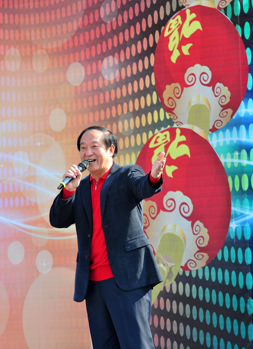 2013年1月19日,福建省龙岩市,演员霍勇在演唱歌曲《七律长征》.+++_++