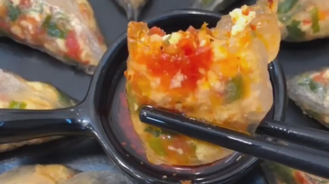 西红柿鸡蛋馅的饺子,皮薄馅多很好吃,你能吃几个呢
