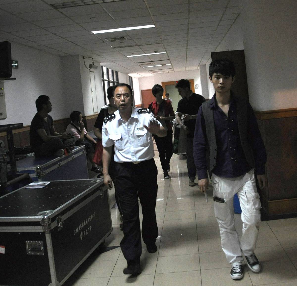 我朋友她是酒驾被拘留的好像最近深圳这边查的严酒驾不能保释就拘留了十五天她已经第二次酒驾被抓了。里面特别苦天天坐板儿就是盘腿坐在大通铺上静坐思过。坐的她可难受了。拘留所普遍这样吗？