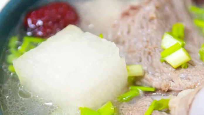 冬瓜骨头汤的做法。