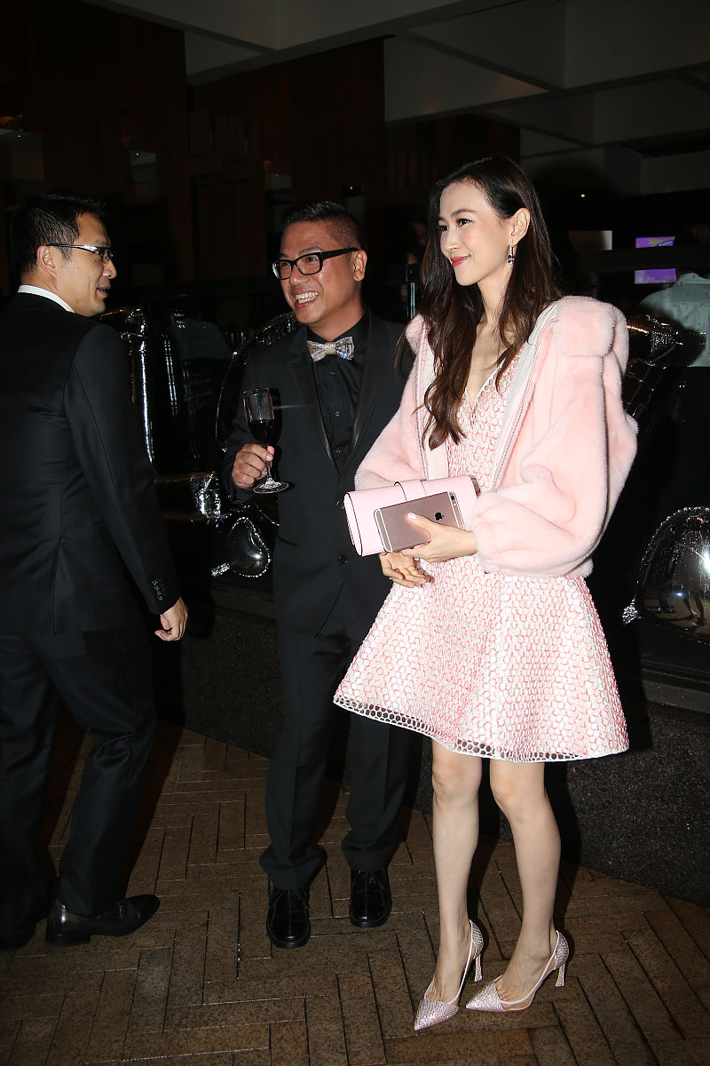 2016年1月2日,香港,星娱乐唱片公司高层tommy与亚视前女艺人黄美芬在