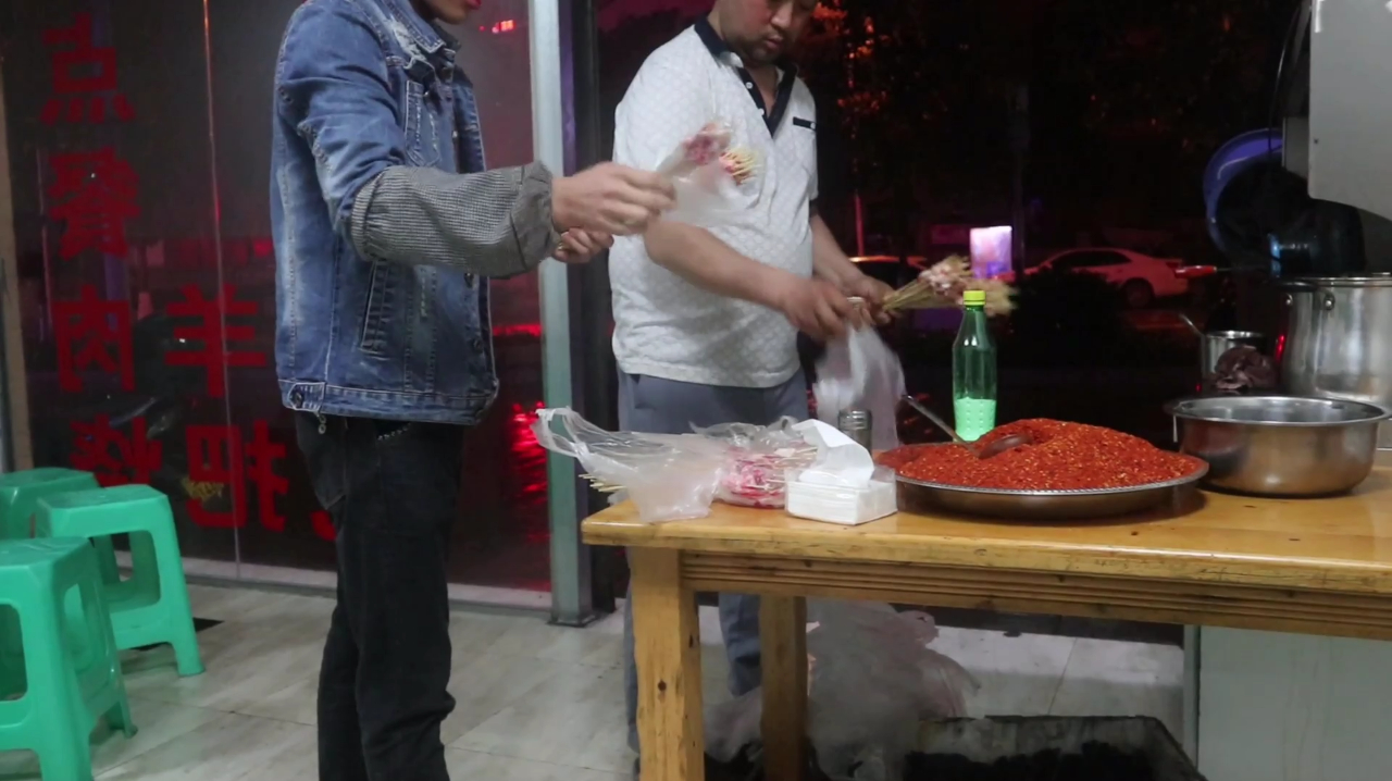 一把羊肉串10块钱有15根串,一次能吃5把,这样的羊肉串你吃过吗