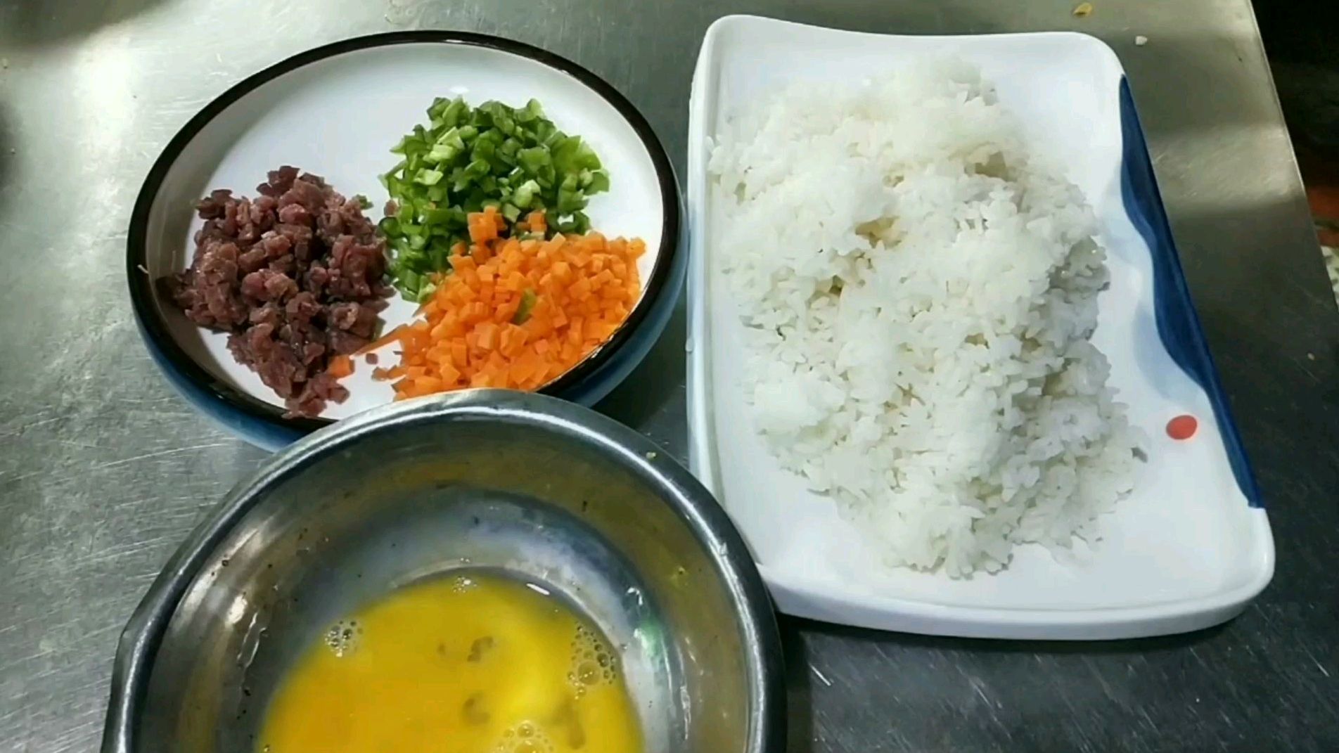 这样炒的酱油炒饭能不香吗?看厨师如何操作,学会你也能做