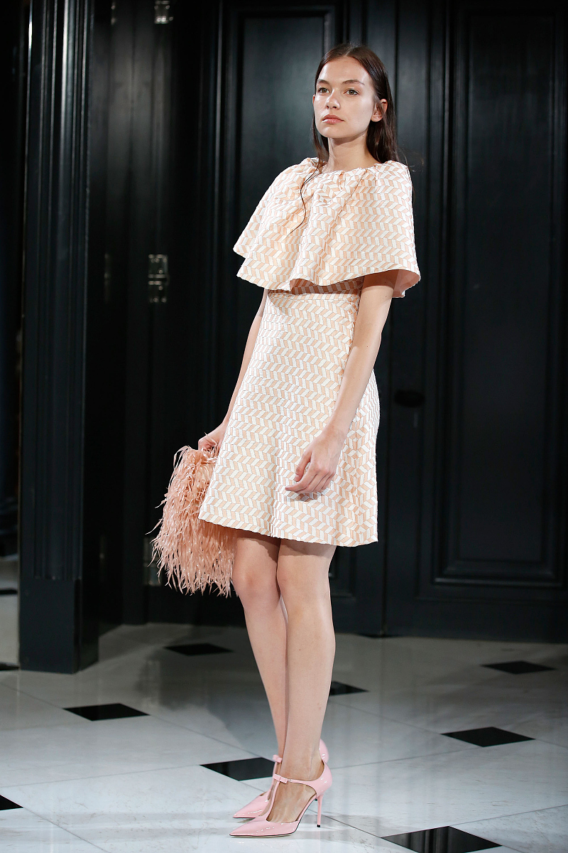 帮我撰写一篇夏日时尚裙装主题的文案以描述服饰具体细节为关键服装类型：卡其色吊带连衣裙波点元素装点女孩的烂漫灵动、国潮山水画韵味连衣裙、黑色吊带连衣裙白色波点蔓延