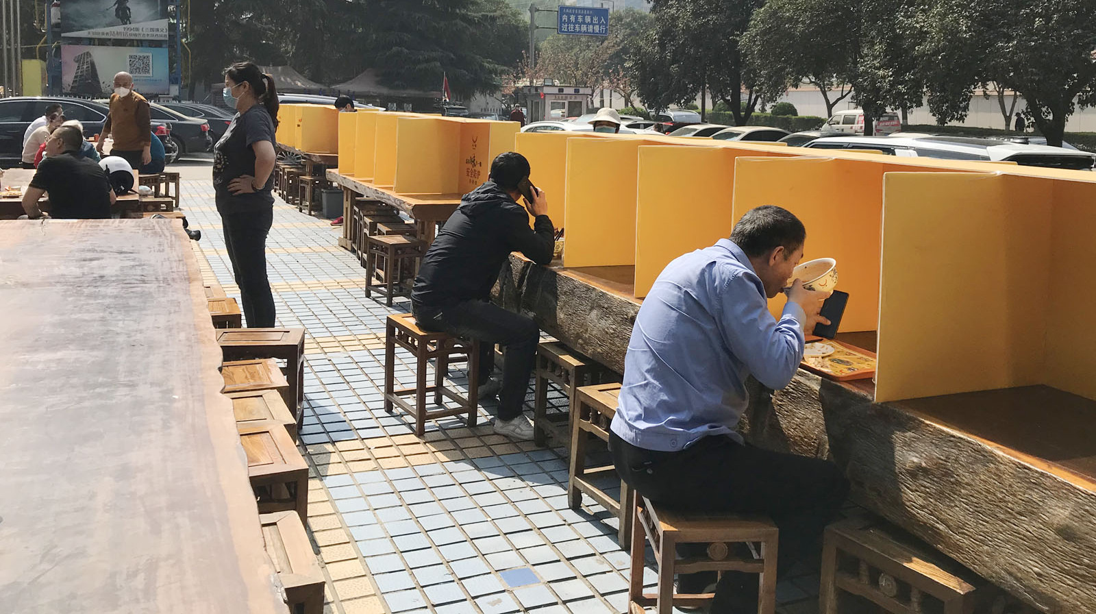 实拍西安街头用餐,分隔餐位遭冷落,人们还是喜欢聚在一桌吃饭