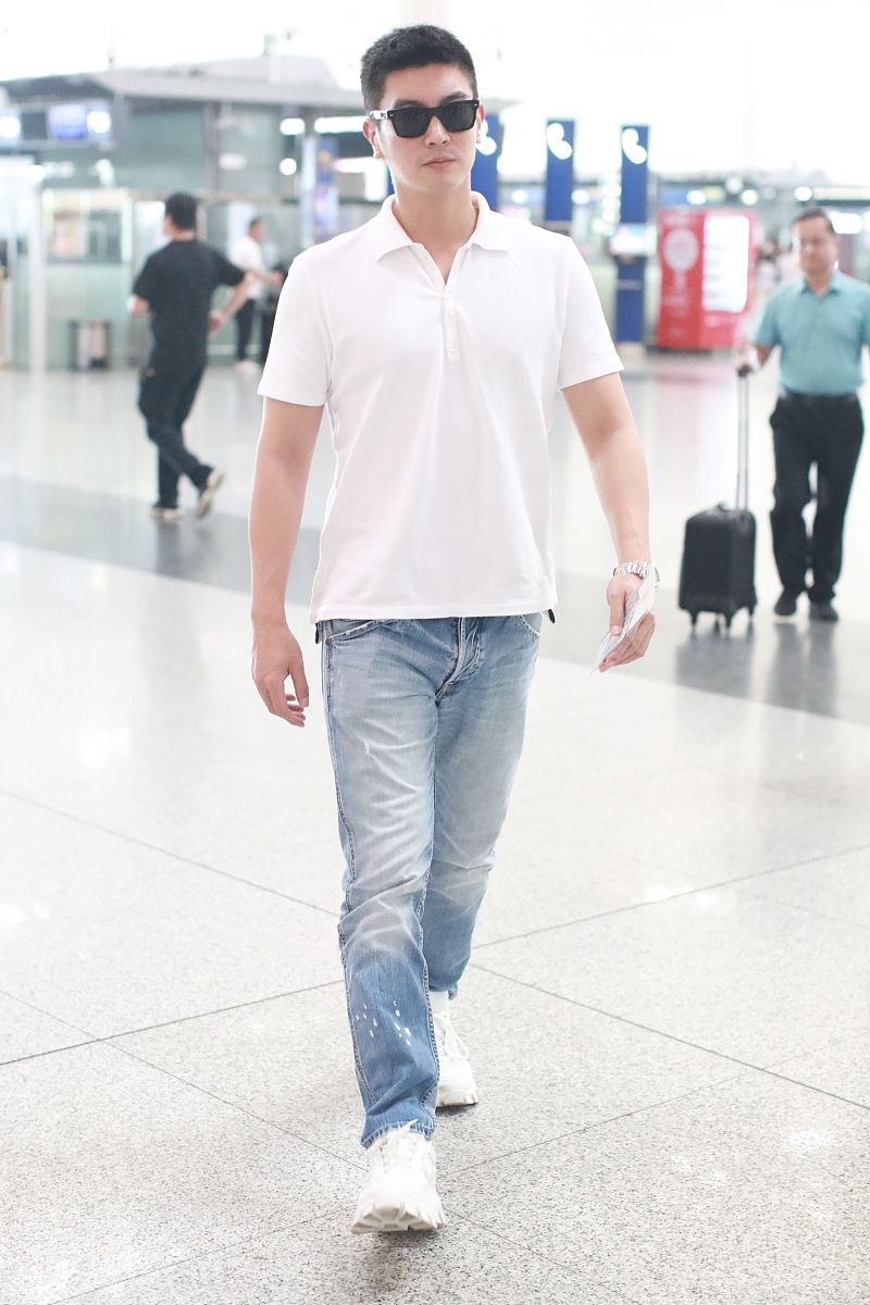 男孩子个子高又瘦穿什么衣服比较帅气？