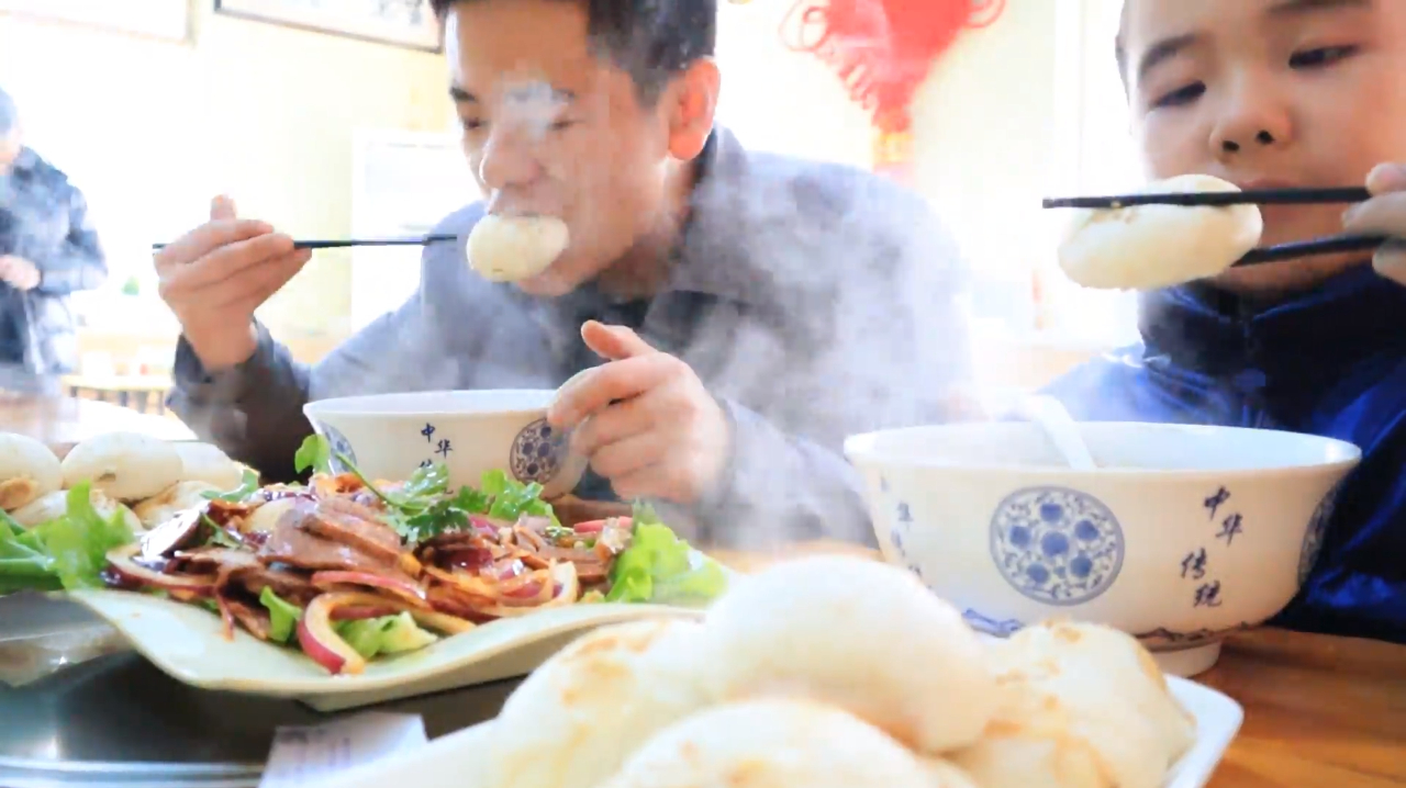 一盘酱牛肉2屉牛肉包子3碗牛肉汤,一家三口花143元,小闹吃撑了