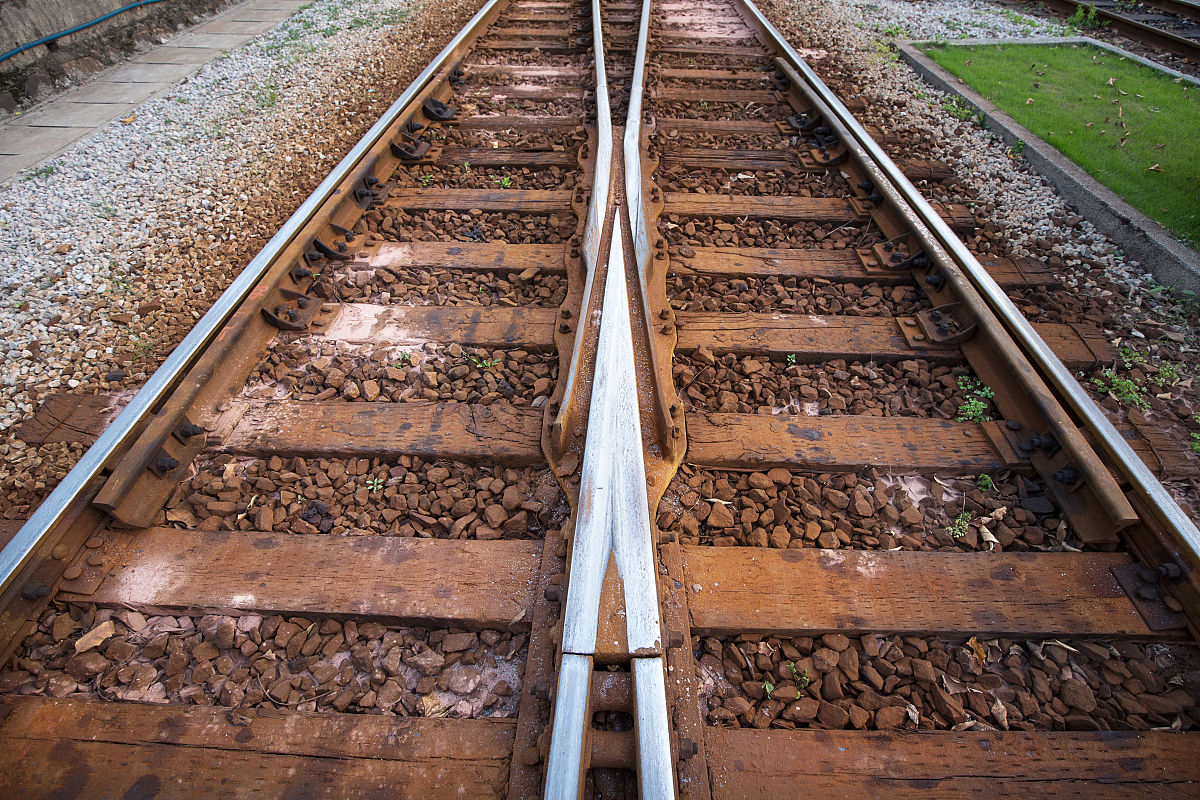 甲火车长 92 米乙火车长 84 米若相向而行相遇后经过 2 秒两车错过若同向 而行相遇后经 8 秒两车错过则甲乙两火车的速度分别是多少米秒？甲车速度 大于乙车速度 A55、22 B56、23 C55、33 D66、22