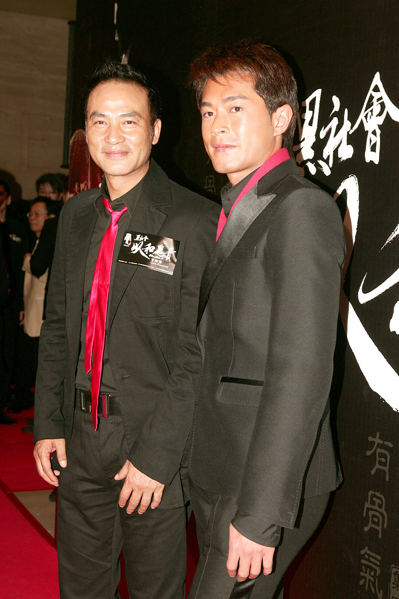 香港片中的社会问题和政治问题如何反映了香港社会的现实和未来？