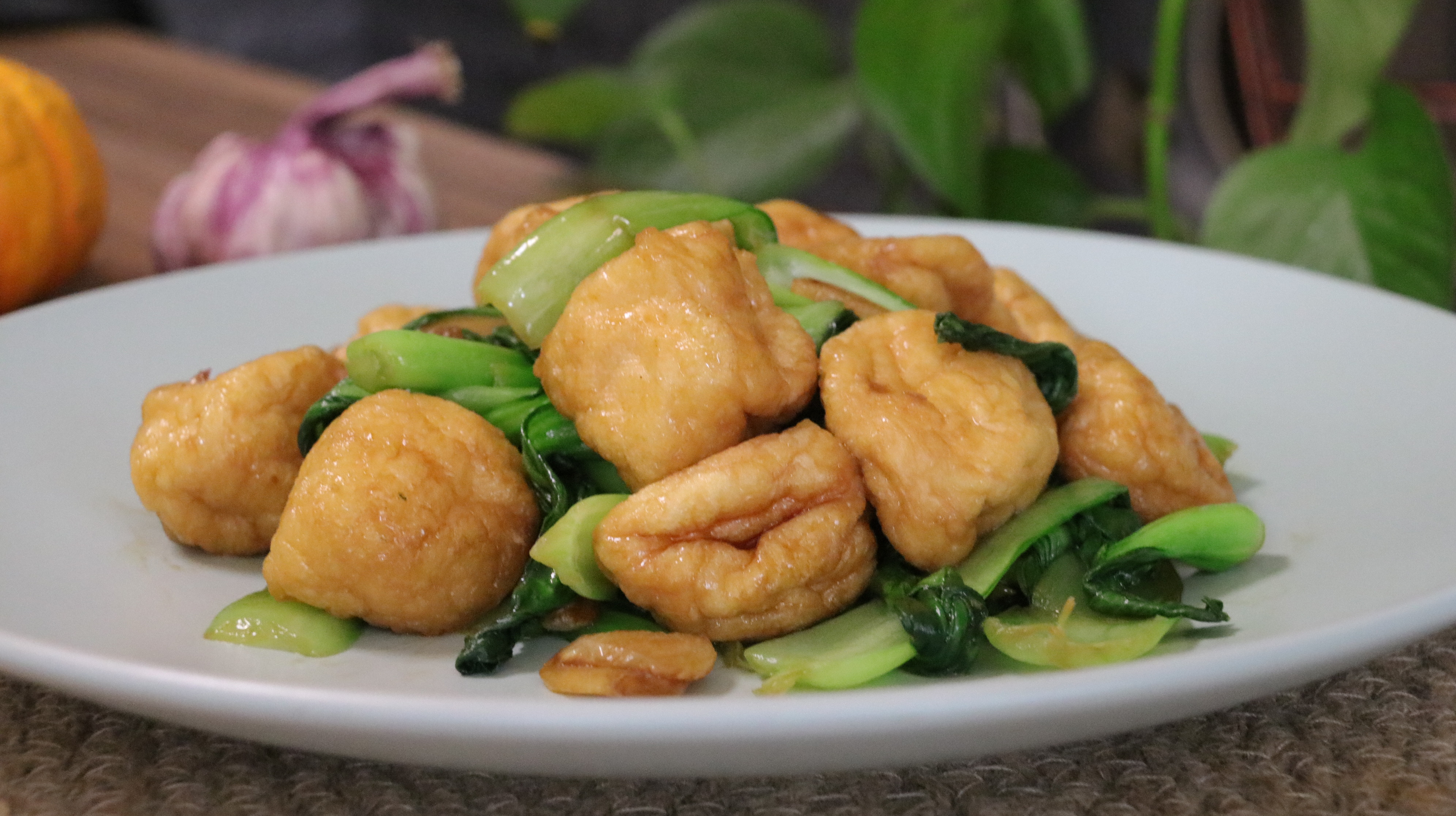 1把青菜、2两豆腐泡,这道素菜小炒要多吃,清脆爽口营养丰富