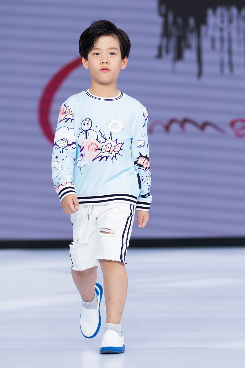 主人公是一个可爱的小朋友年龄16岁是个男孩但是他喜欢穿幼稚的衣服。并且喜欢穿幼儿裙子他自幼喜欢被当成婴儿照顾也有着穿尤妮佳拉拉裤的习惯。常常用奶瓶喝奶。也有时穿着婴儿连体衣在家里爬爬垫上爬行或者穿着可爱的幼儿连衣裙样子十分可爱。在学校嘴里总是含着可爱的奶嘴也受到同学老师们的喜爱。
