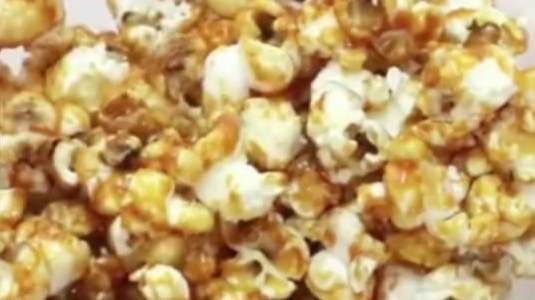 爆米花不用微波自己在家就能崩,常见的爆米花是用玉米、酥油、糖一起放进爆米花的机器里做成的。