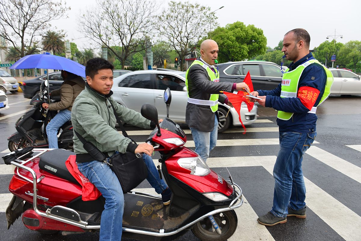 论述佛山市电动摩托车政策执行中存在的问题与对策研究的理论意义写成一段话格式不少于200字。