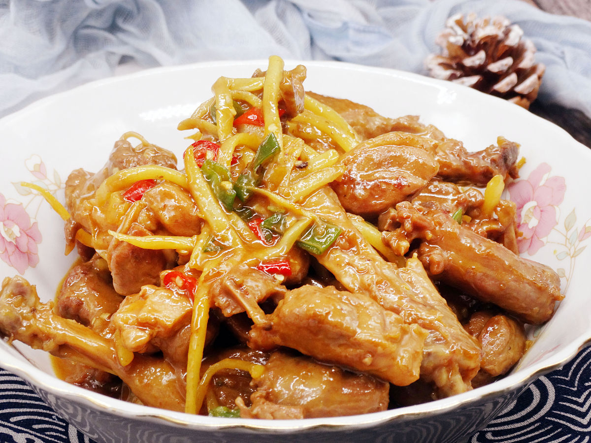 图为仔姜烧鸭肉的成品图