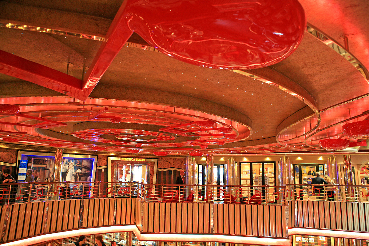 新时代网咖创业计划书：基于社交娱乐与科技创新的商业模式