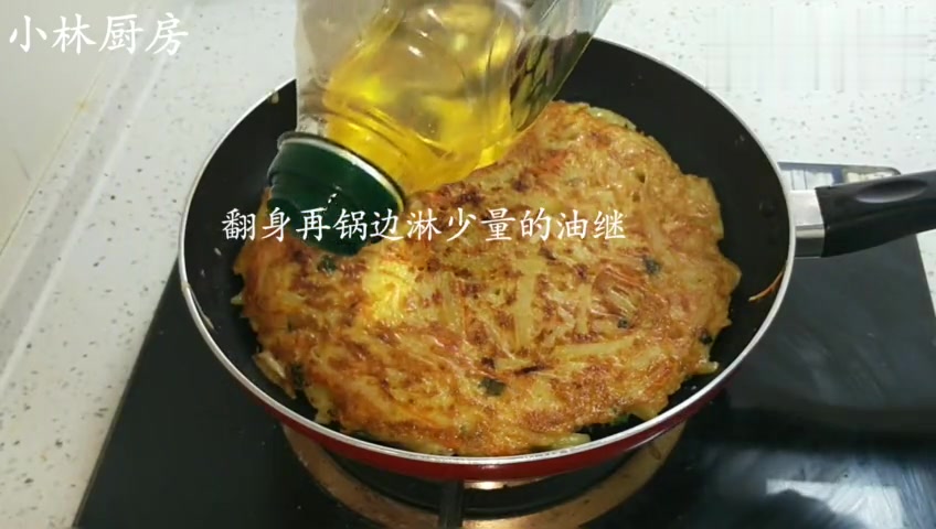 不要再用土豆炒土豆丝了!配一点胡萝卜丝做成饼,大人小孩都爱吃