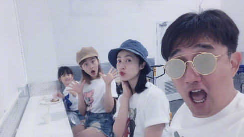【黄磊携俩女儿出行,多多潮范十足,妹妹颜值抢镜】8月8日早上,黄磊带着两个女儿现身北京机场