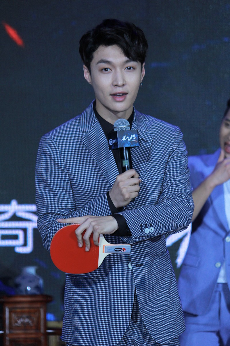 张艺兴暖心陪伴曹雨臣，沉默是金传递兄弟情