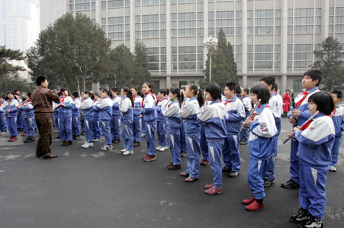 2006年2月28日,冬奥会中国代表团载誉返京,受到社会各界欢迎.+++_+++