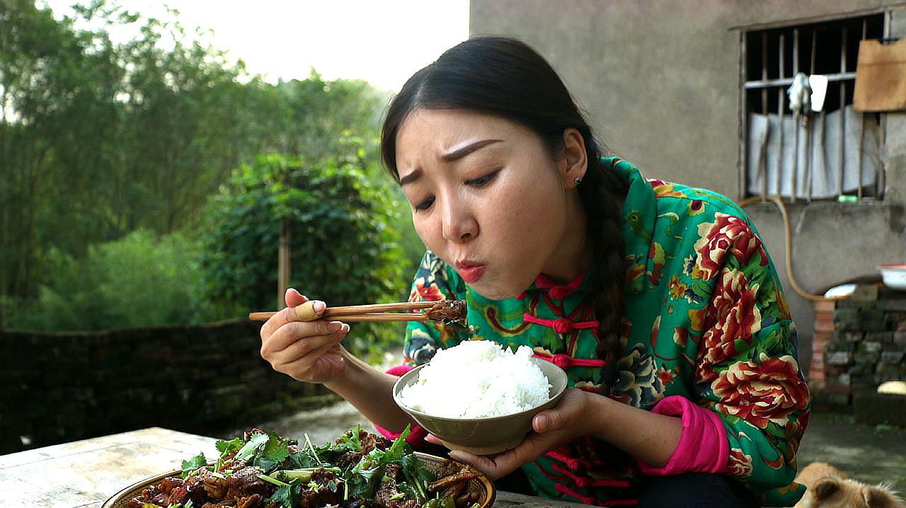 [图]小雨今天吃啤酒鸭，吃不起猪肉了，鸭肉也挺好吃，嘴都吃歪了