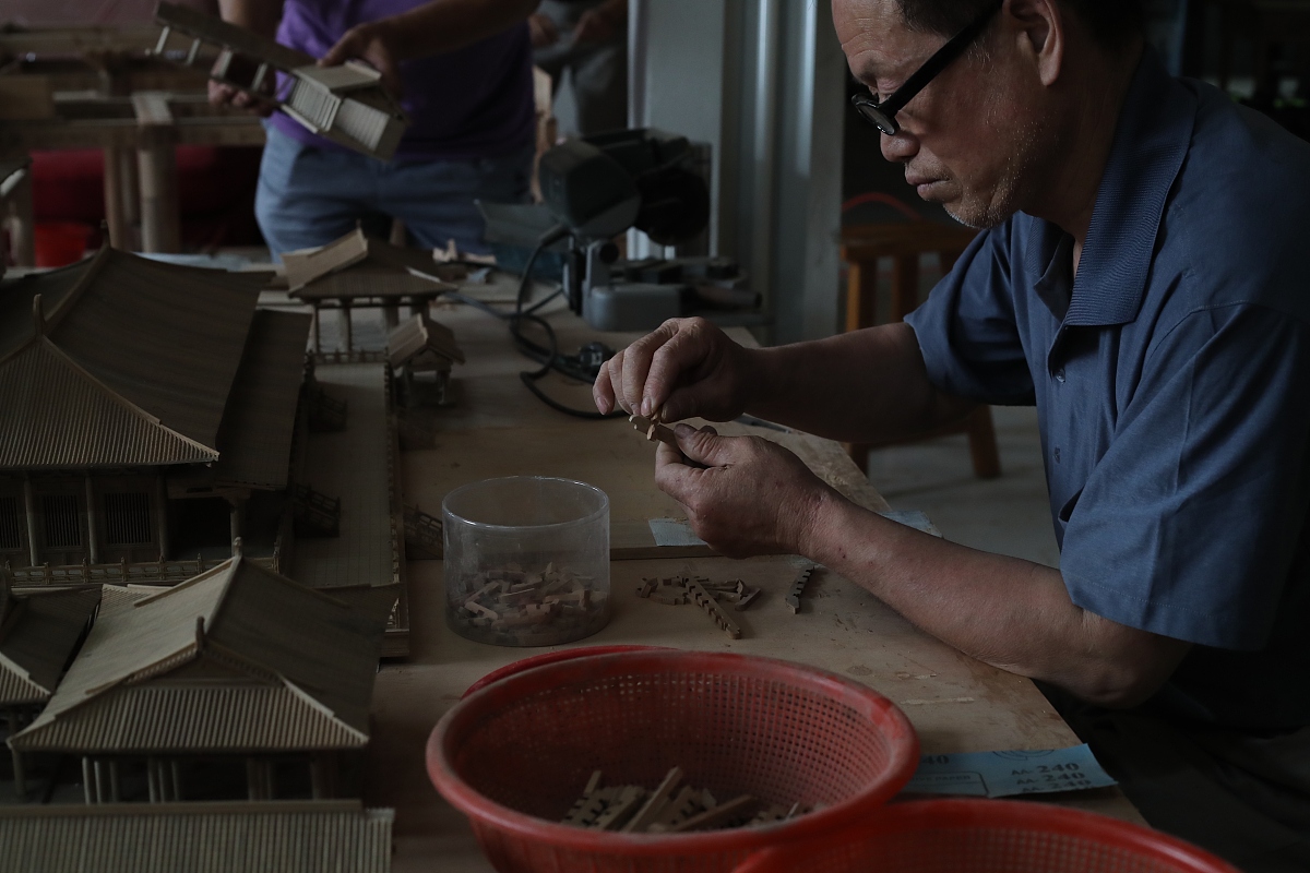 ***_***2017年6月25日,西安,老艺人正在进行缩微古建的制作