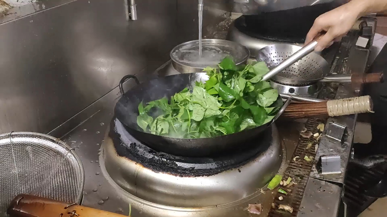 酒店原来是这样炒青菜的,头一回见这种做法,怪不得比家里好吃