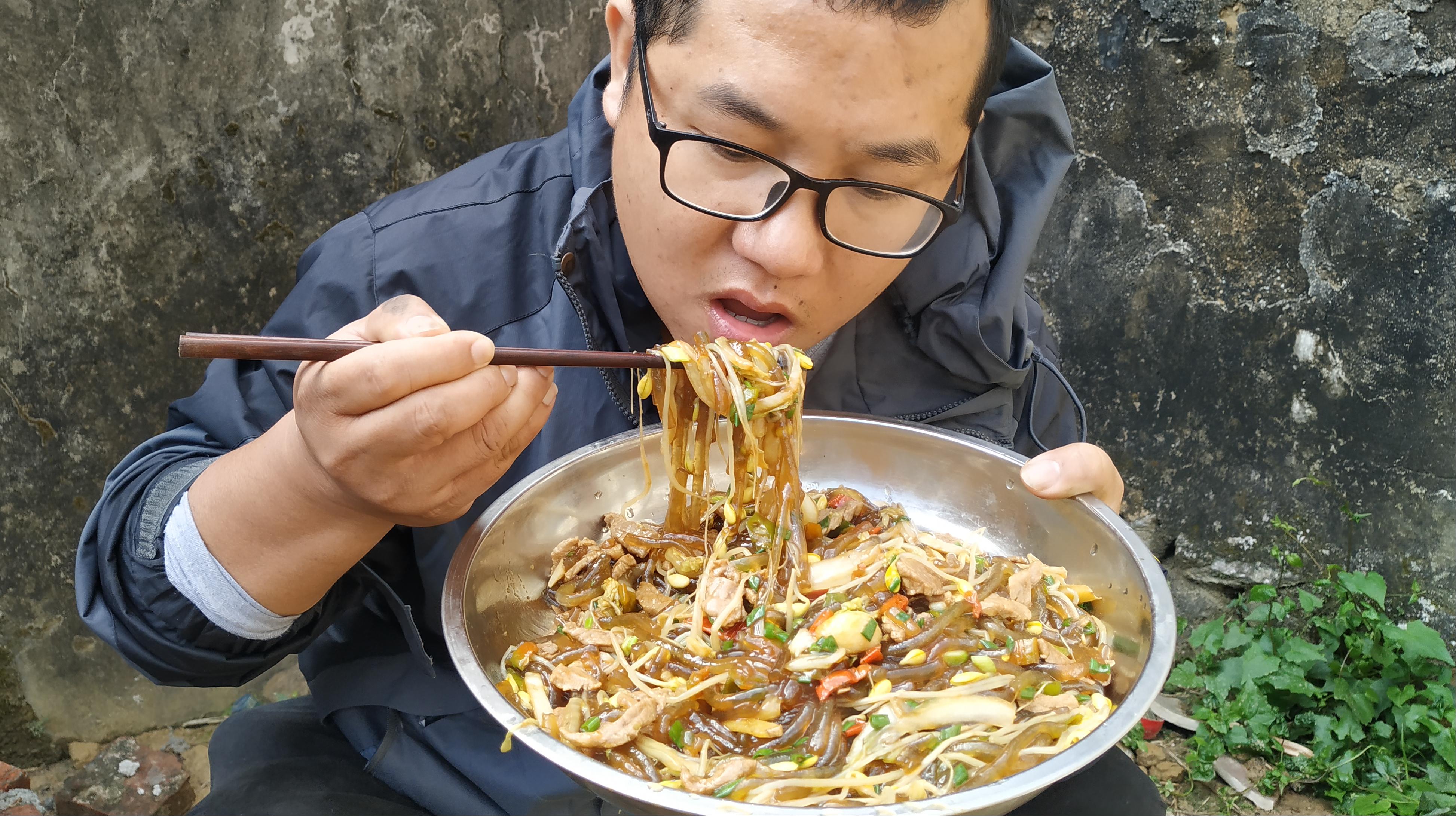 湖南小伙拿一把黄豆芽炒粉条,端起盘子直接吃,吃到撑胀
